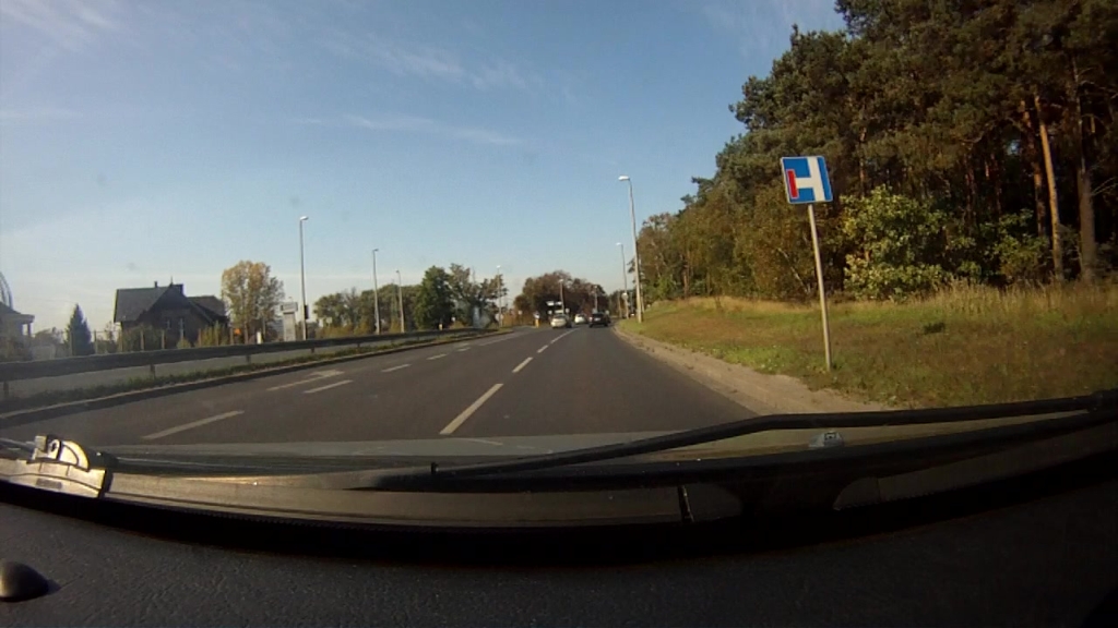 Materiał do pytania: Czy w przedstawionej sytuacji skręcając na najbliższym skrzyżowaniu w lewo wjedziesz na drogę bez przejazdu?