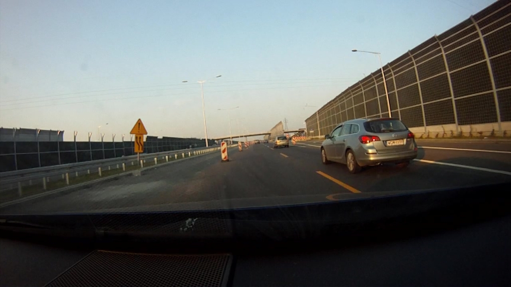 Material zur Frage: Warnen in dieser Situation die Zeichen vor einer unerwarteten Richtungsänderung des Verkehrs?