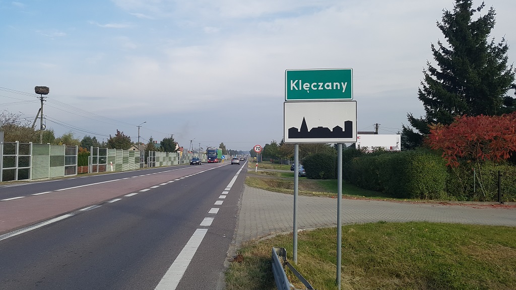 Materiał do pytania: Jaka jest dopuszczalna prędkość samochodu osobowego z przyczepą na tak oznakowanej drodze?