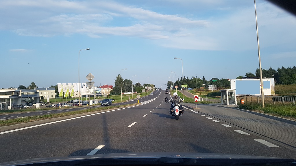 Materiał do pytania: Jaki odstęp od poprzedzającego pojazdu należy zachować kierując samochodem osobowym tą drogą?