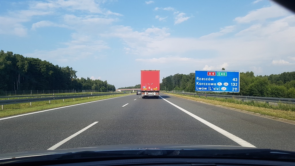 Materiał do pytania: Jaki minimalny odstęp masz obowiązek utrzymywać od pojazdu poprzedzającego?