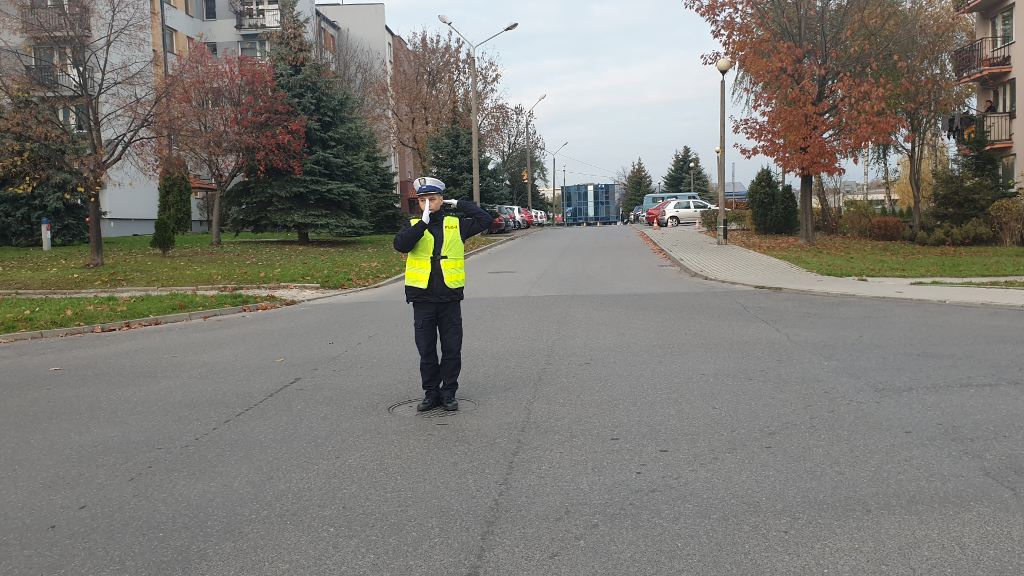 Materiał do pytania: Czy możesz wjechać na skrzyżowanie widząc policjanta stojącego w takiej pozycji?