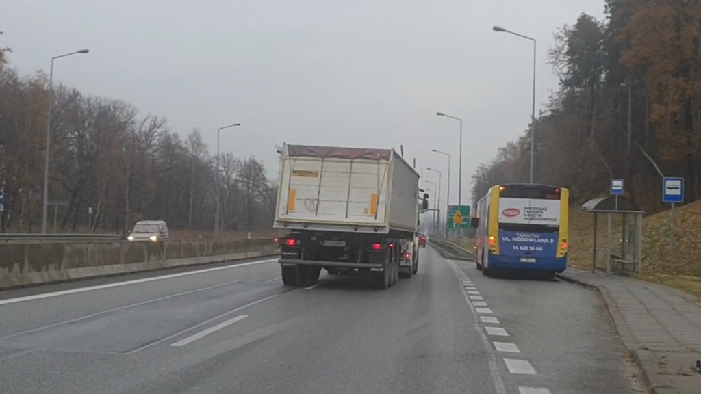 Material zur Frage: Sie sind außerhalb geschlossener Ortschaft. Sollen Sie in dieser Situation dem Bus die Eingliederung in den Verkehr ermöglichen?