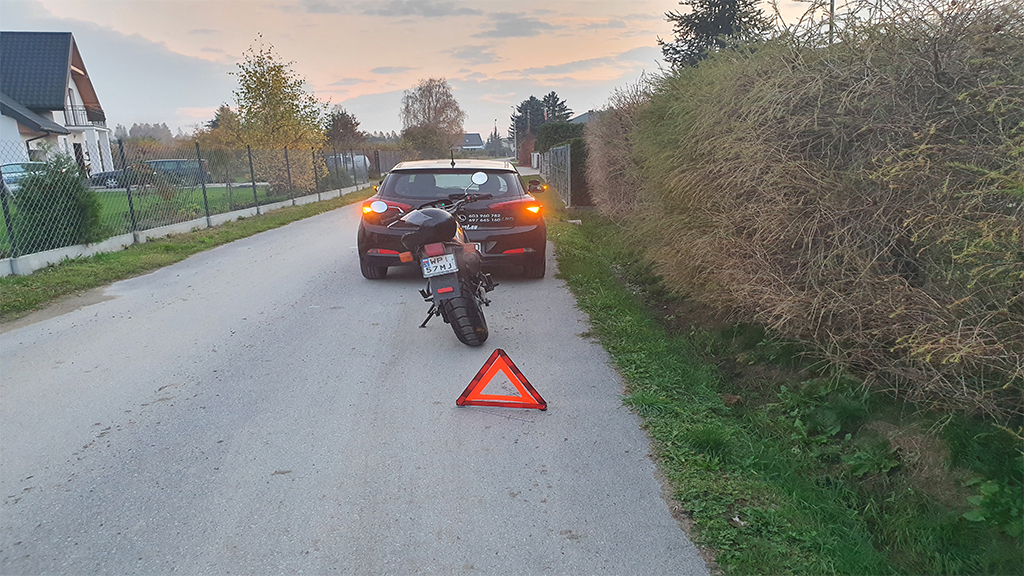 Materiał do pytania: Czy w obszarze zabudowanym, w miejscu, gdzie jest to zabronione, masz obowiązek sygnalizować postój pojazdu spowodowany awarią?